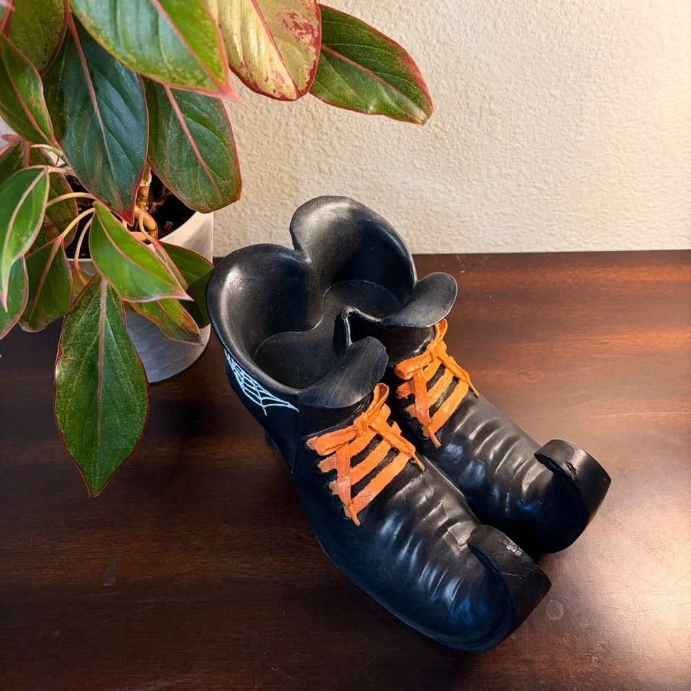 Two piece witch hat and shoes holiday decor - Picture 3 of 7